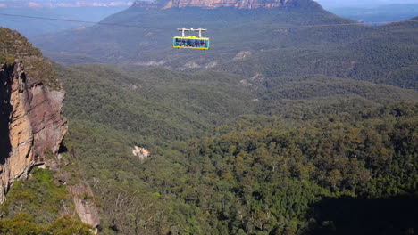 Gelber-Seilbahnwagen,-Der-Die-Berge-In-Der-Malerischen-Welt-Der-Blue-Mountains-Sydney-überquert
