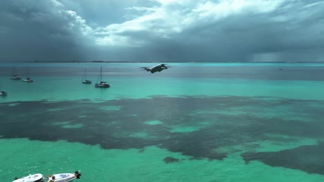DJI-Mini-3-Pro-Drohne-Fliegt-An-Einem-Paradiesischen-Strand-Und-Resort-In-Der-Karibik