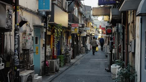 Golden-Gai-Street,-Japanese-Backstreet-Drinking-Bars-in-Tokyo