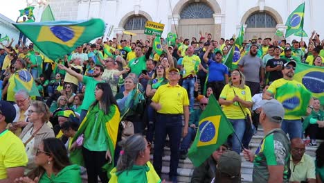 Ondeando-Banderas-Brasileñas,-Partidarios-De-Bolsonaro-Protestan-Por-Los-Resultados-De-Las-Elecciones-De-Octubre-De-2022