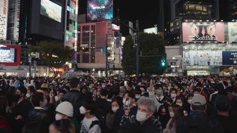Beim-Shibuya-Scramble-An-Halloween-Durch-Menschenmassen-Gehen