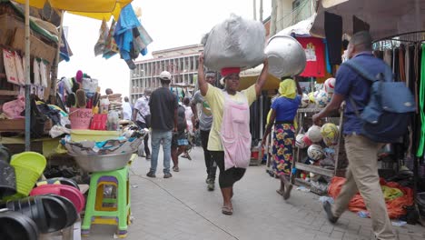 Mercado-Del-Centro-De-La-Ciudad-De-Accra-De-Ghana-Para-Ropa-De-Segunda-Mano-Usada-Importada