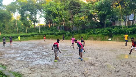 Einheimische-Spielen-Fußball-Auf-Schlammigem-Feld-In-Sylhet