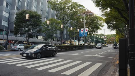 Carreteras-Japonesas-Con-Banderas-A-Través-Del-Distrito-Central-De-Harajuku