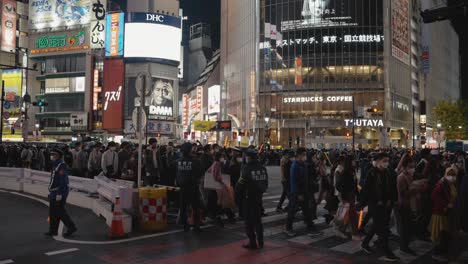 Shibuya-Scramble-Crossing-on-Halloween-Night,-Police-Guiding-Crowds