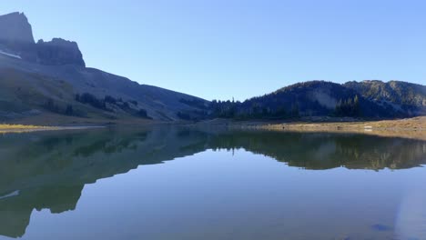 Transparentes-Wasser-Mit-Spiegelreflexionen-Auf-Einem-Bergsee