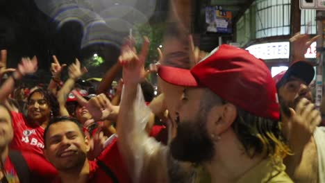 Ekstatische-Menschenmenge-Feiert-Die-Wahl-Von-Präsident-Lula-Im-Oktober-2022