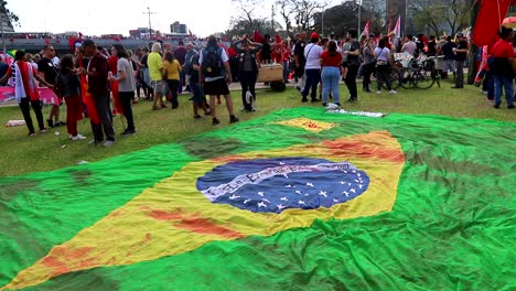 Una-Multitud-Se-Reúne-Alrededor-De-Una-Bandera-Brasileña-Para-Celebrar-La-Elección-De-Luiz-Inácio-Lula-Da-Silva