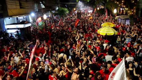 Ondeando-Banderas-En-Apoyo-Del-Recién-Elegido-Presidente-Lula-En-Brasil,-Octubre-De-2022