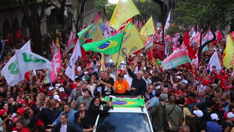 Celebraciones-De-Los-Resultados-Electorales-Con-El-Presidente-Lula-En-Las-Calles-De-Porto-Alegre