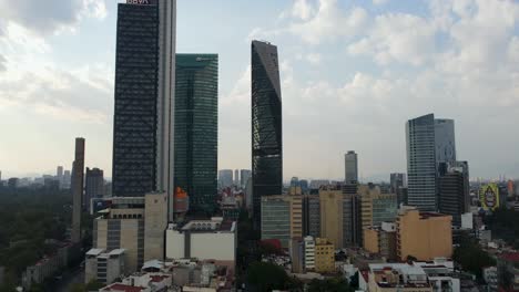 Wolkenkratzer-Im-Süden-Von-Mexiko-stadt-An-Einer-Der-Wichtigsten-Straßen-Am-Paseo-De-La-Reforma