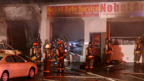 Feuerwehrleute-In-Einem-Ausgebrannten-Garagengebäude-In-Toronto,-Kanada