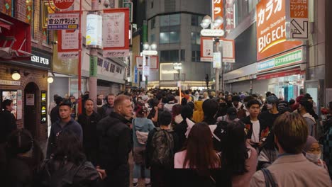 In-Der-Halloween-Nacht-Gehen-Riesige-Menschenmengen-Durch-Die-Straßen-Von-Tokio
