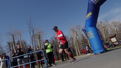 Ein-Läufer-überquert-Die-Ziellinie,-Kroatien,-Durdenovac,-2022