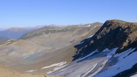Schneebedeckter-Panoramagrat-In-Der-Nähe-Des-Sees-Im-Garibaldi-Provincial-Park-In-Whistler,-Kanada