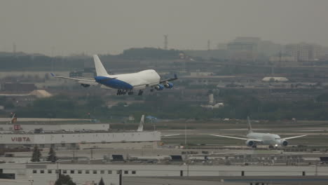 Vereinigte-Arabische-Emirate-Würdenträger-Boeing-747-Flugzeug-Landung-Auf-Militärbasis-An-Dunstigen-Bewölkten-Tag