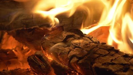 Glühende-Glut-An-Brennenden-Wäldern-An-Einem-Lagerfeuer