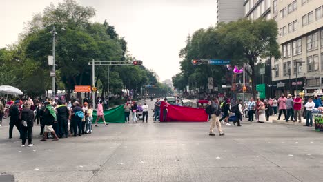 Frontale-Aufnahme-Einer-Blockade-Von-Straßenhausierern-In-Den-Straßen-Von-Mexiko-stadt