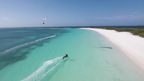 Mann-Splash-Kiteboard-Auf-Blauem-Wasser,-Drohne-Geschossen-Crasqui-Tropische-Insel