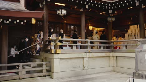 Traditionelle-Hochzeitszeremonie-Im-Meiji-jingu-schrein-In-Tokio