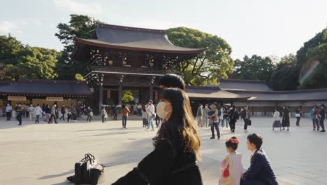 Meiji-Jingu-En-Tokio,-Turistas-Y-Japoneses-Visitan-El-Santuario-Sintoísta