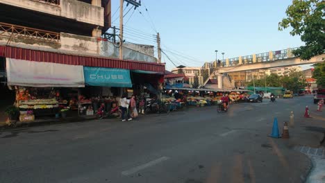 Typischer-Thailändischer-Markt-Mit-Straßenverkehr-Tagsüber