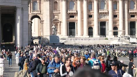 Hundert-Menschen-Gehen-In-Der-Vatikanstadt-St