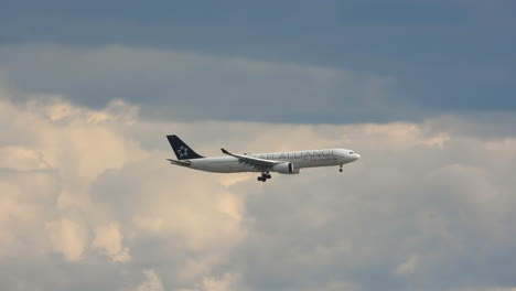 Un-Avión-Comercial-De-Pasajeros-De-Star-Alliance-En-La-Aproximación-Final-Para-Aterrizar-En-Un-Día-Nublado-En-El-Aeropuerto-Internacional-Pearson-De-Toronto,-Canadá