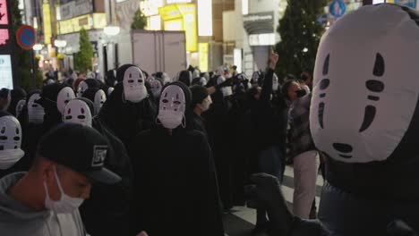 Hundreds-of-"No-Face"-Costumes-at-Halloween-in-Tokyo