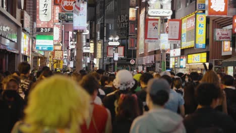 Straßen-Voller-Partygänger-An-Halloween-In-Tokio