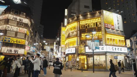 Japonés-Disfrutando-De-La-Noche-En-Shibuya,-Zona-Concurrida-De-Tokio