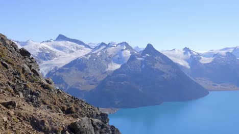 Pico-Nevado-De-La-Cordillera-Con-Un-Lago-Tranquilo-Durante-El-Verano