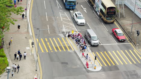 Lehrer-Kreuzt-Grundschüler-Am-Zebrakreuz-In-Hongkong