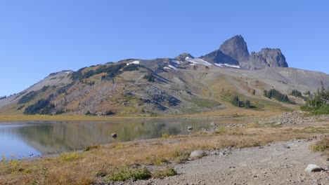 Vista-Tranquila-Del-Colmillo-Negro-En-El-Parque-Provincial-Garibaldi,-Columbia-Británica,-Canadá