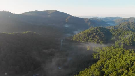 Video-De-Dron-De-4k-Volando-Sobre-Los-árboles-A-Lo-Largo-De-La-Carretera-De-Montaña-En-Las-Montañas-Humeantes-Cerca-De-Asheville,-Nc-En-La-Mañana-Nublada