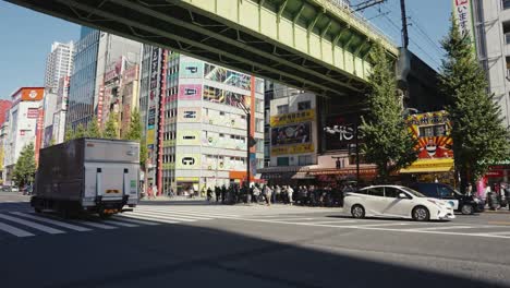 Calles-De-La-Ciudad-De-Akihabara-Durante-El-Día,-Autos-Conduciendo-Por-El-Centro-De-Japón