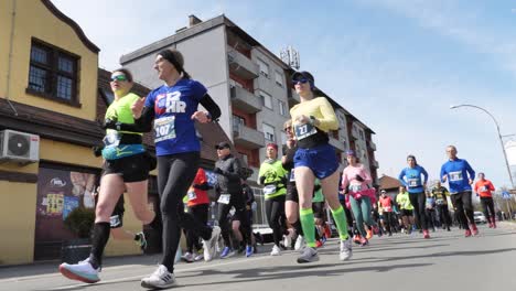 Corredores-Corriendo-Durante-Un-Maratón,-Croacia,-Durdenovac,-2022,-Tiro-De-ángulo-Bajo