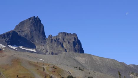 Mirando-Hacia-Arriba-En-El-Pico-De-La-Montaña-De-Colmillo-Negro-Contra-El-Cielo-Azul-En-El-Parque-Provincial-De-Garibaldi,-Canadá