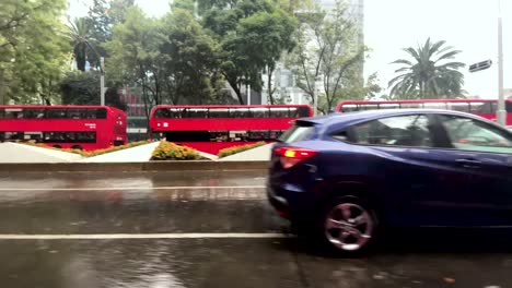 Toma-En-Cámara-Lenta-De-Varios-Autobuses-De-Metrobus-En-El-Paseo-De-La-Reforma-En-La-Ciudad-De-México-Durante-Fuertes-Lluvias