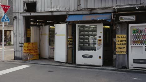 Alte-Mysteriöse-Verkaufsautomaten-In-Den-Straßen-Von-Akihabara