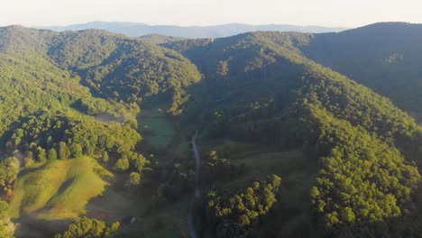 Video-De-Drones-De-4k-Volando-Por-Encima-De-Los-árboles-A-Lo-Largo-De-La-Carretera-De-Montaña-En-Montañas-Humeantes-Cerca-De-Asheville,-Nc-En-Una-Mañana-Nublada