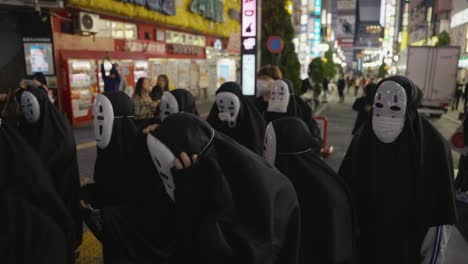 Menge-Von-Halloween-Besuchern,-Die-Als-&quot;No-Face&quot;-Charakter-In-Shinjuku-Verkleidet-Sind