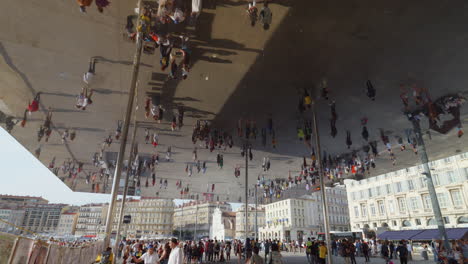 Menschenmenge-Im-Vieux-Port-Pavillon-Mit-Reflexionen-über-Riesige-Spiegelvordächer-In-Marseille,-Frankreich