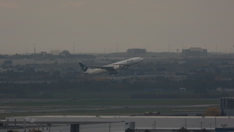 Pakistan-International-Airlines-lift-off-from-the-runway-at-Pearson-international-airport