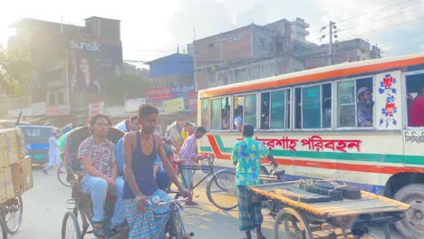 Belebte-Straße-Voller-Fahrzeuge-Und-Menschen-In-Dhaka,-Bangladesch-Im-Morgensonnenlicht