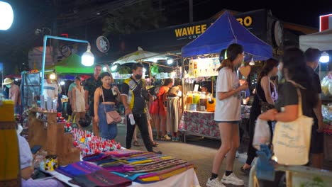 Einheimische-Und-Touristen-Mischen-Sich-Auf-Dem-Nachtmarkt-In-Südostasien