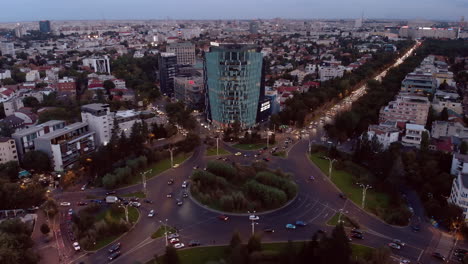 Charles-De-Gaulle-Quadrat-In-Der-Dämmerung-Mit-Verkehrs--Und-Bürogebäude-Luftbild,-Bukarest-Rumänien
