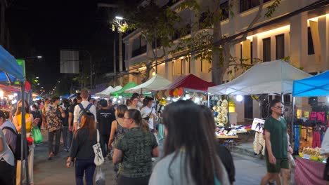 Vista-Bloqueada-En-El-Mercado-Nocturno-En-Tailandia-Con-Mucha-Gente