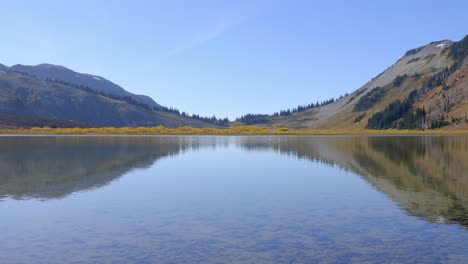 Perfekte-Spiegelung-Der-Berge-Im-Herbst-Auf-Stillem-Wasser-Eines-Sees