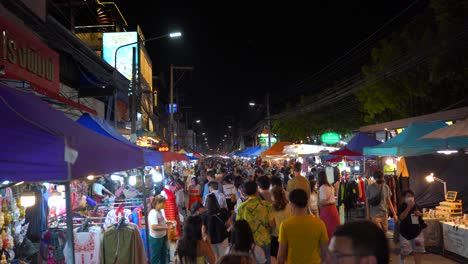 Muchos-Turistas-Explorando-El-Famoso-Mercado-De-Los-Domingos-Por-La-Noche-En-Chiang-Mai,-Tailandia